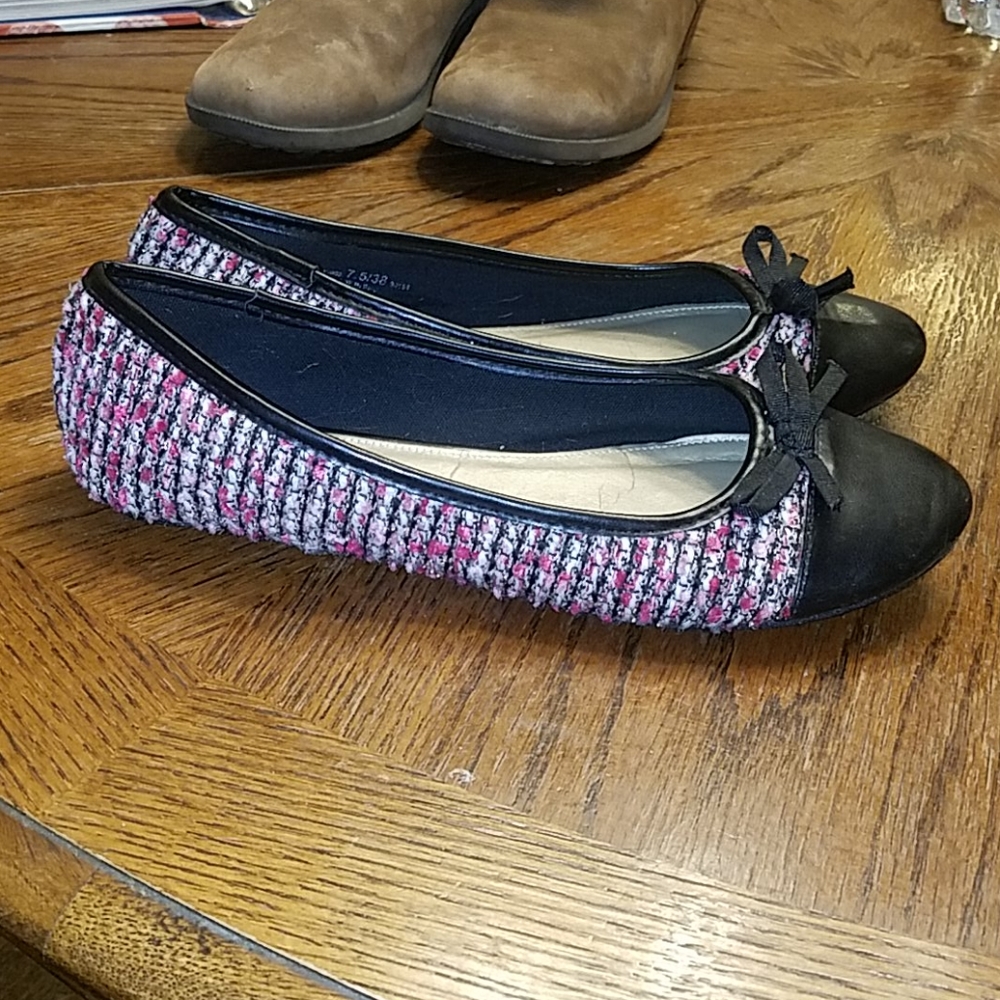 Laundry List Women's Adorable Pink Flats - Picture 2 of 7